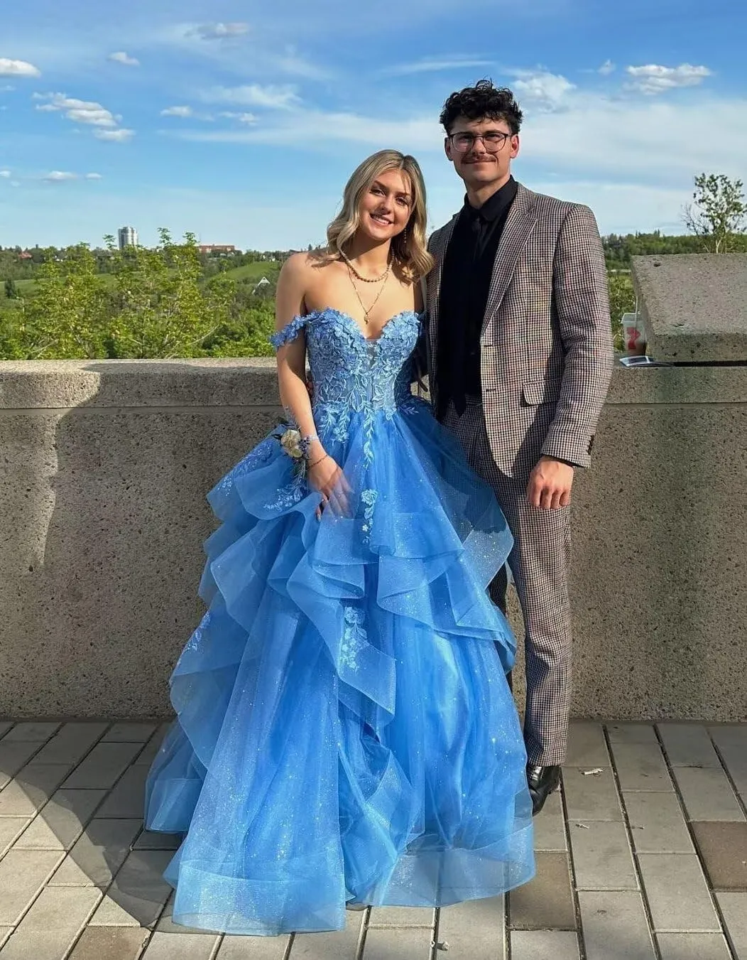 Off Shoulder Glitter Tulle Prom Dresses Ruffle Tiered Long Ball Gown Sweetheart Laces Appliques Princess Dress